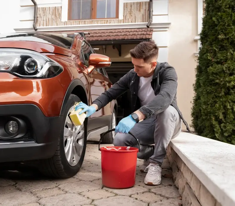 Lavage auto à domicile Teissières-lès-Bouliès : professionnel intervenant sur un véhicule